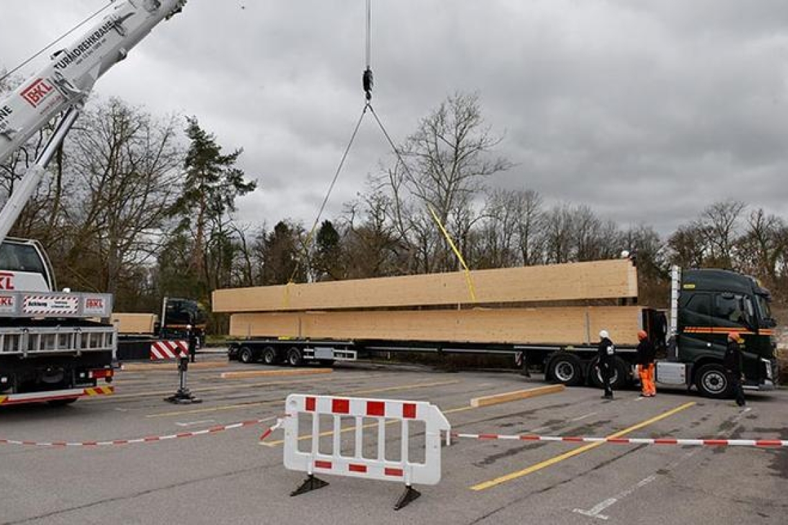 Mit Schwertransportern wurde das Holztheater geliefert