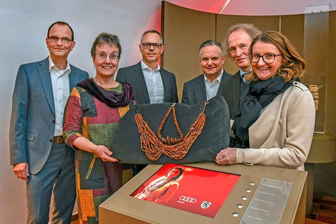 Ingolstadt bekommt Bernstein-Collier von Audi geschenkt 