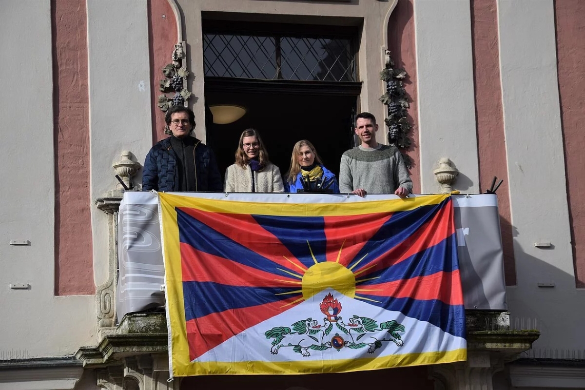 Am 11. März wird die Tibet-Flagge am Eichstätter Rathaus-Balkon gehisst 