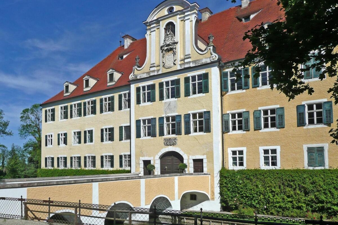 Eine Besichtigung des Wasserschlosses Sandizell und der Asamkirche 