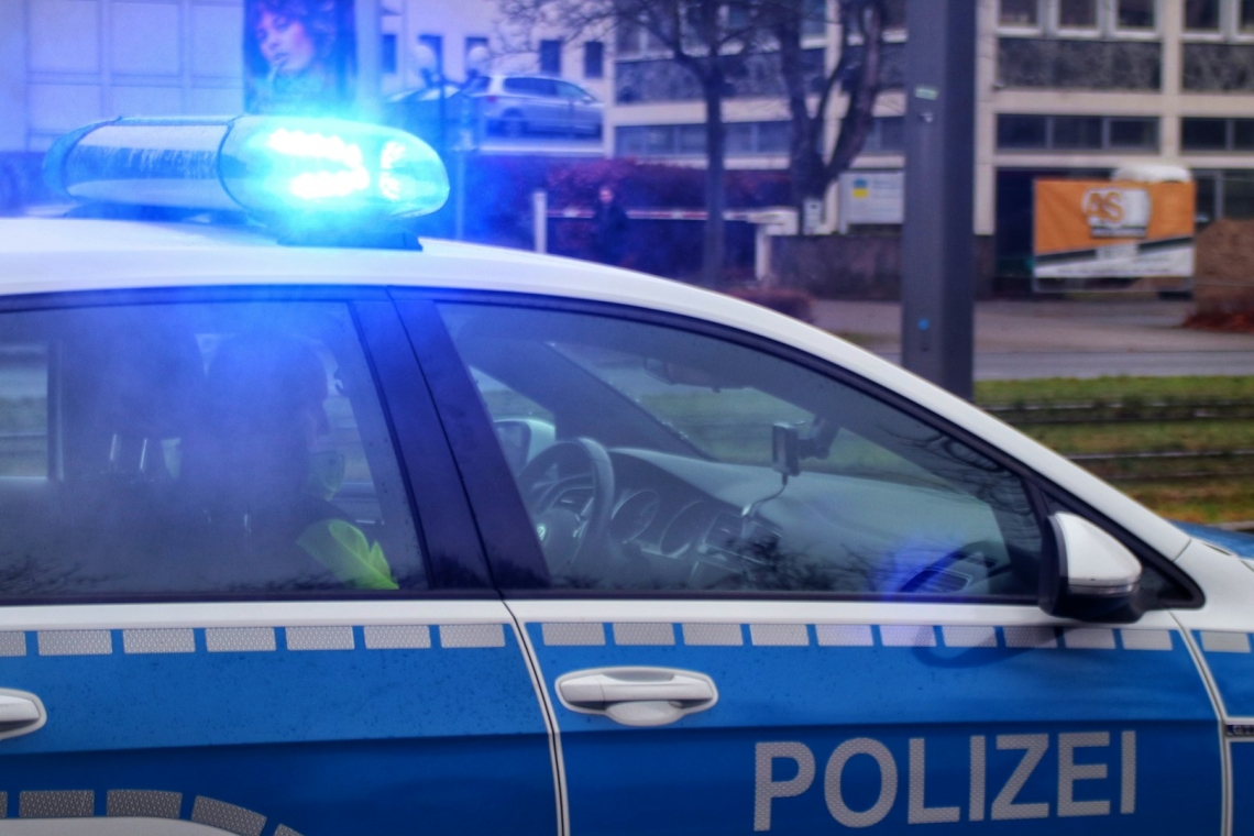 Einbrecher dringen in Geschäft ein - Polizei sucht Zeugen 