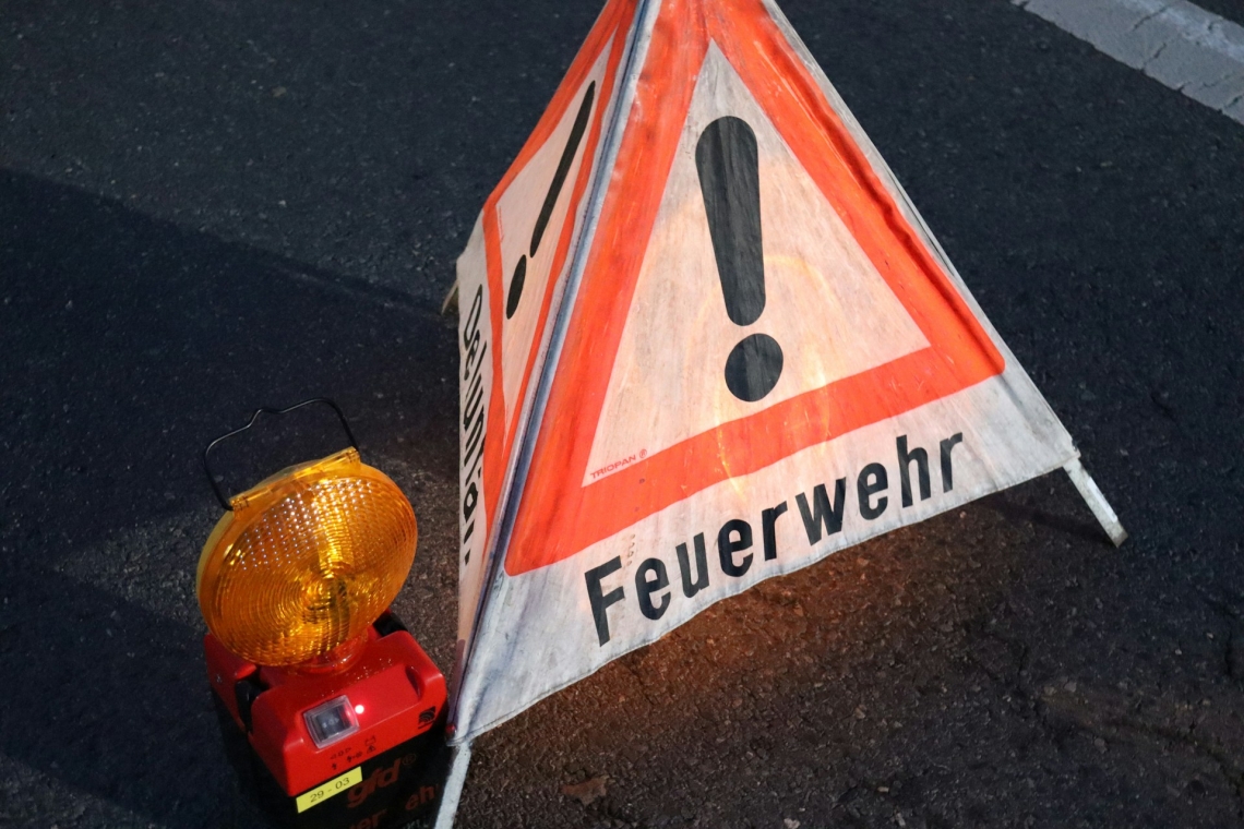 Verkehrsbehinderung durch defekte Ölwanne an der Anschlussstelle Lenting 