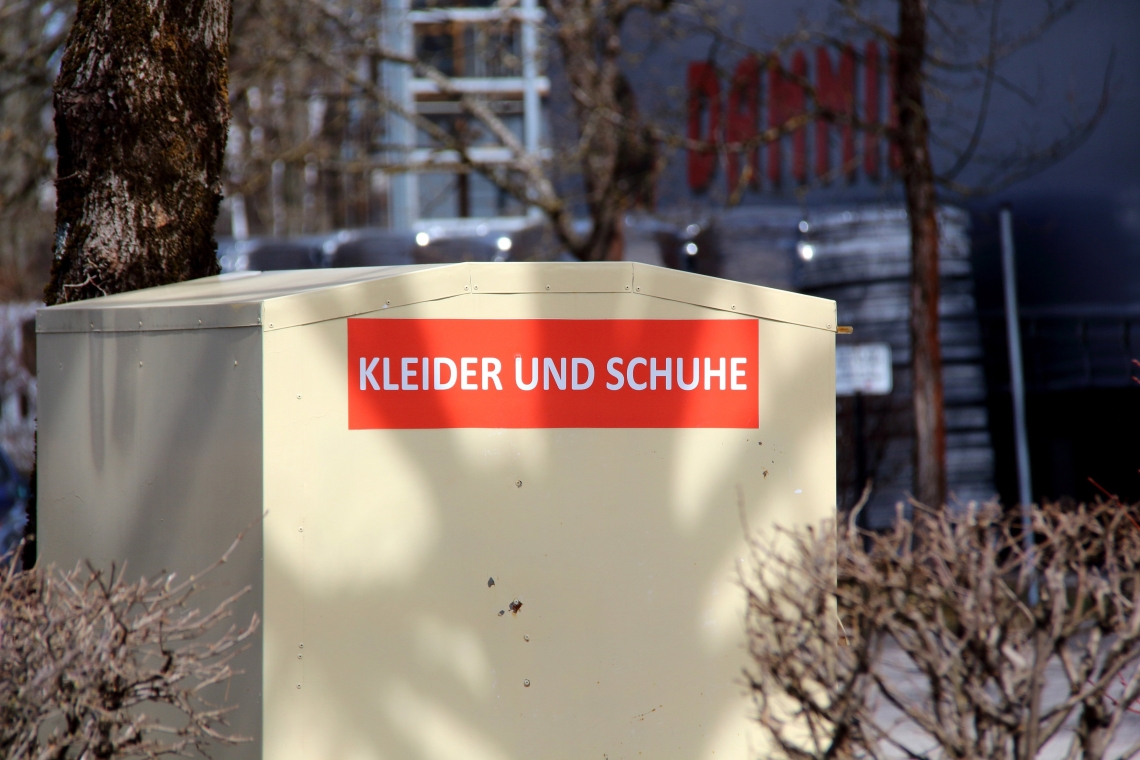  Altkleidercontainer aufgebrochen 