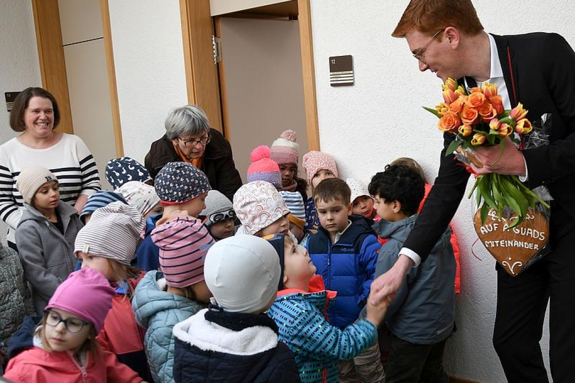 Gruppe von Kindergartenkindern begrüßen Lentinger Bürgermeister  