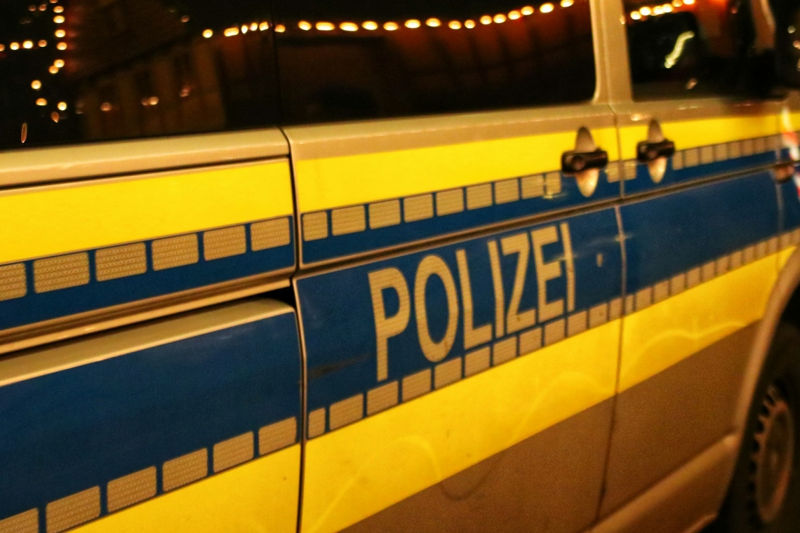 ZEUGE BEOBACHTET EINBRECHER UND ALARMIERT DIE POLIZEI 