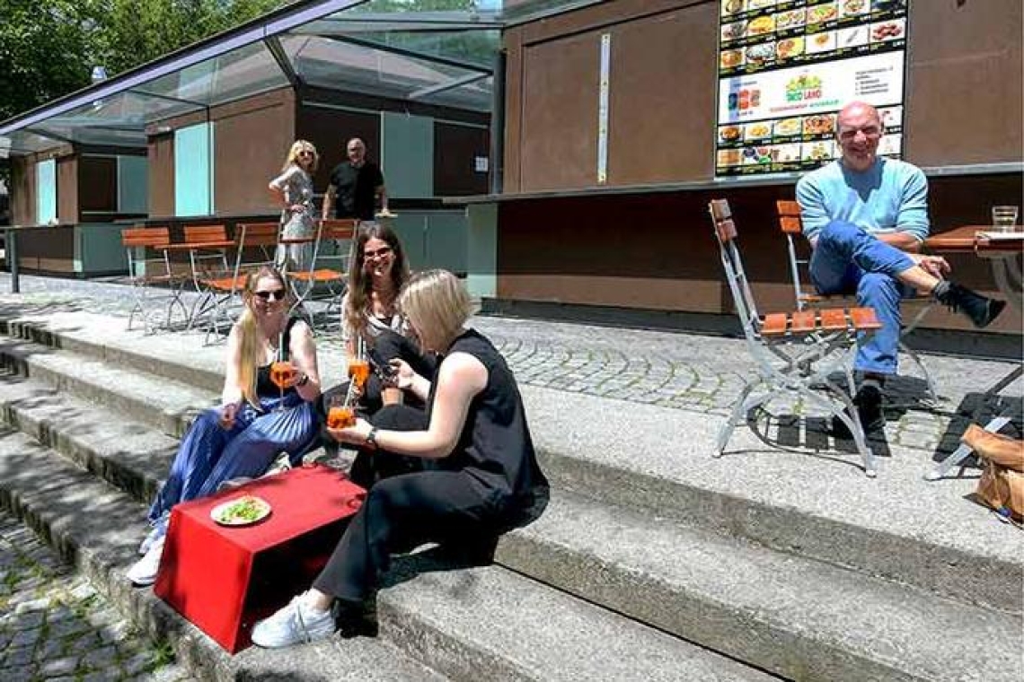  Für den Viktualienmarkt Ingolstadt gibt es rote Treppentische 