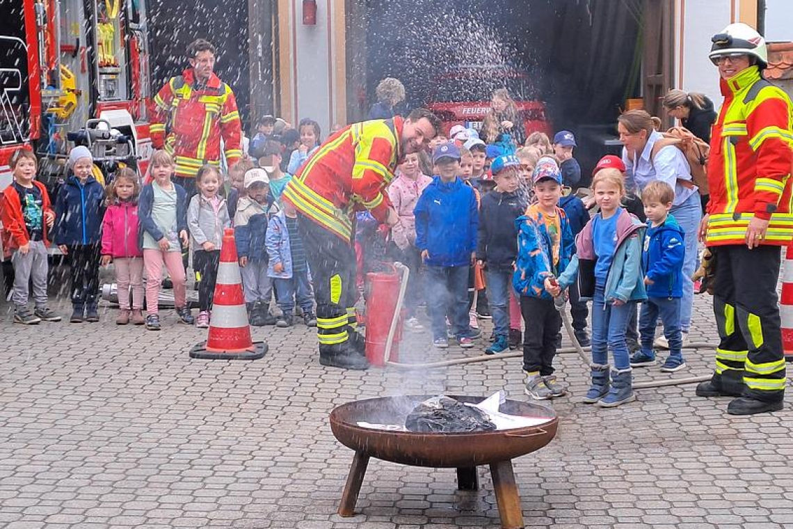 Besuch bei der Freiwilligen Feuerwehr Wettstetten der Kindertagesstätte St. Martin 