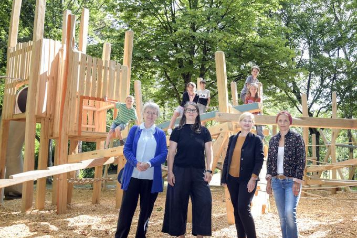 Der sanierte Spielplatz am Schwarzen Weg wurde von Bürgermeisterin Dr. Deneke-Stoll eingeweiht 