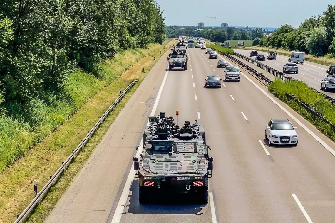 Militärverband der Bundeswehr auf Straßen in Bayern unterwegs 