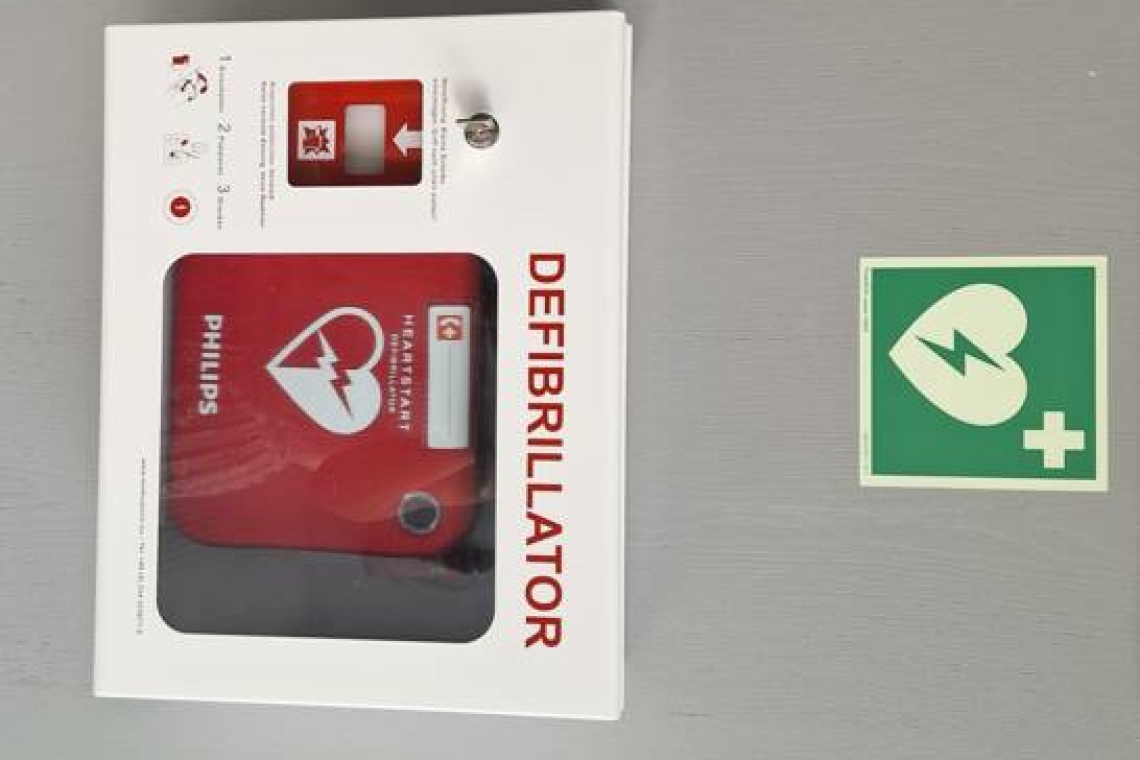 Defibrillator im Eingangsbereich des Neuen Rathauses Großmehring 